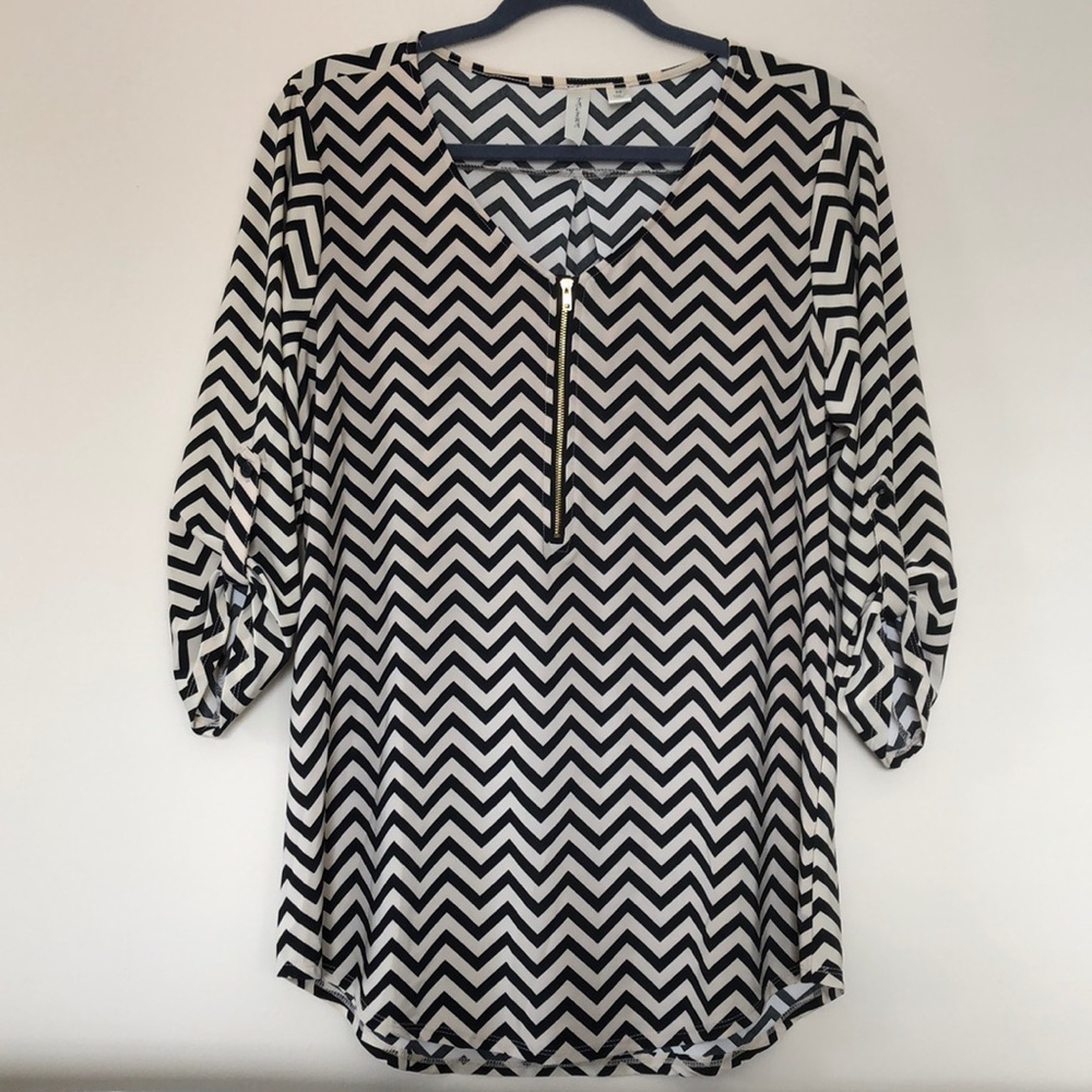 Tacera 3/4 length shirt. Chevron print. Medium.